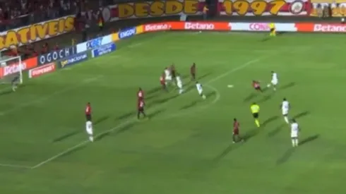 Erick Pulgar se matriculó con un golazo descomunal en Flamengo.
