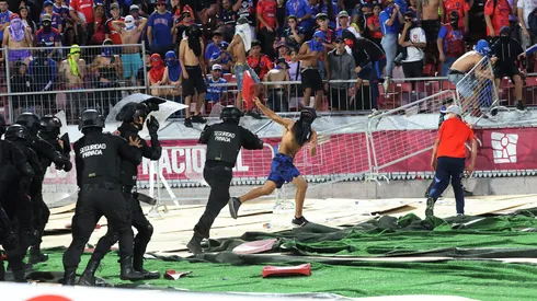 Los hinchas de la U protestaron en pleno partido.
