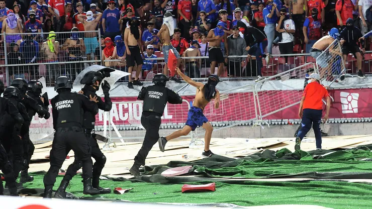 Los hinchas de la U protestaron en pleno partido.