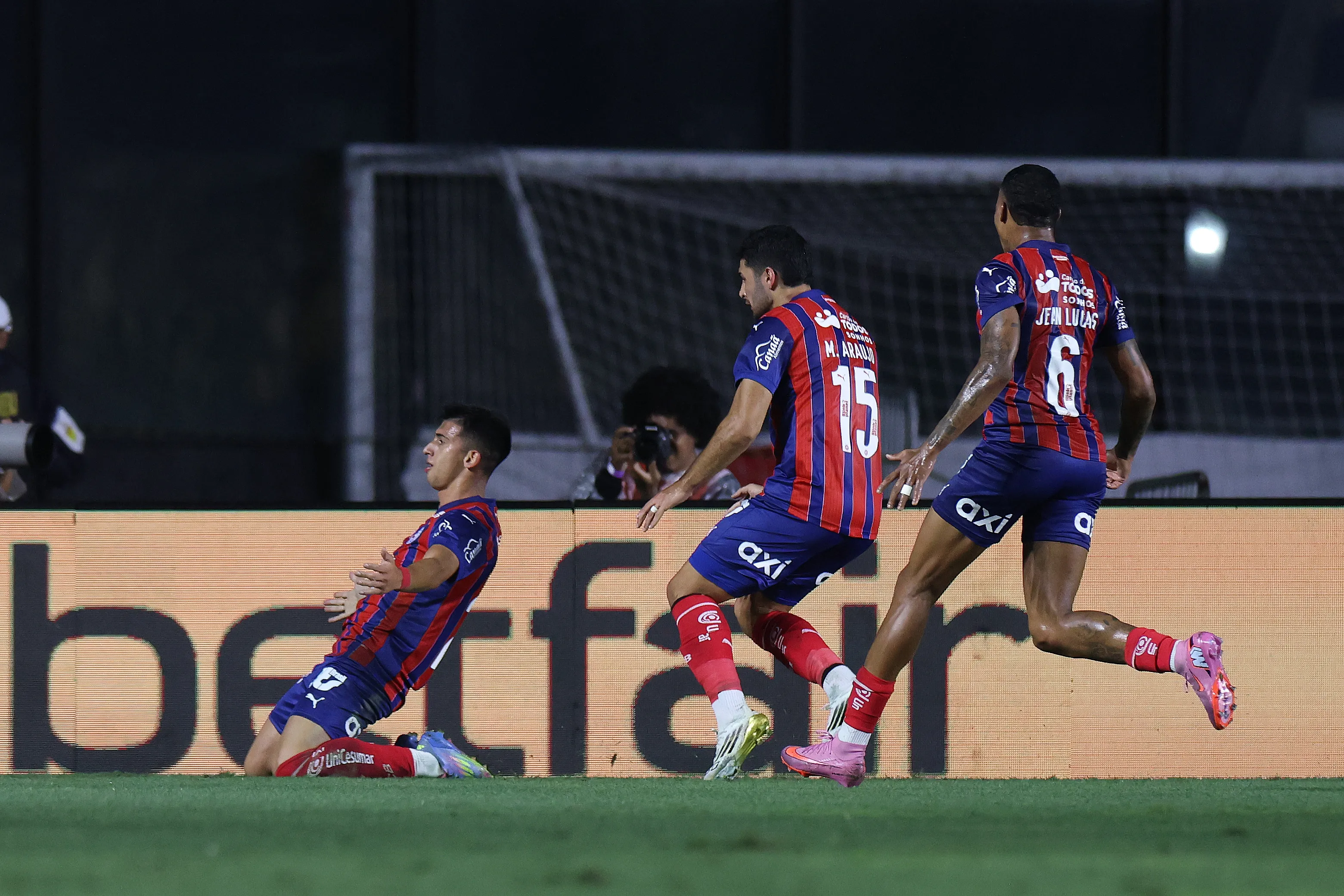 Mateo Sanabria busca salir del Bahía por pocos minutos. (Photo by Lucas Figueiredo/Getty Images)