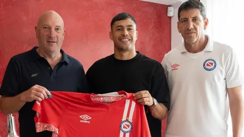 La llegada del ex Colo Colo a Argentinos Jrs no pasó desapercibido  al otro lado de la cordillera.
