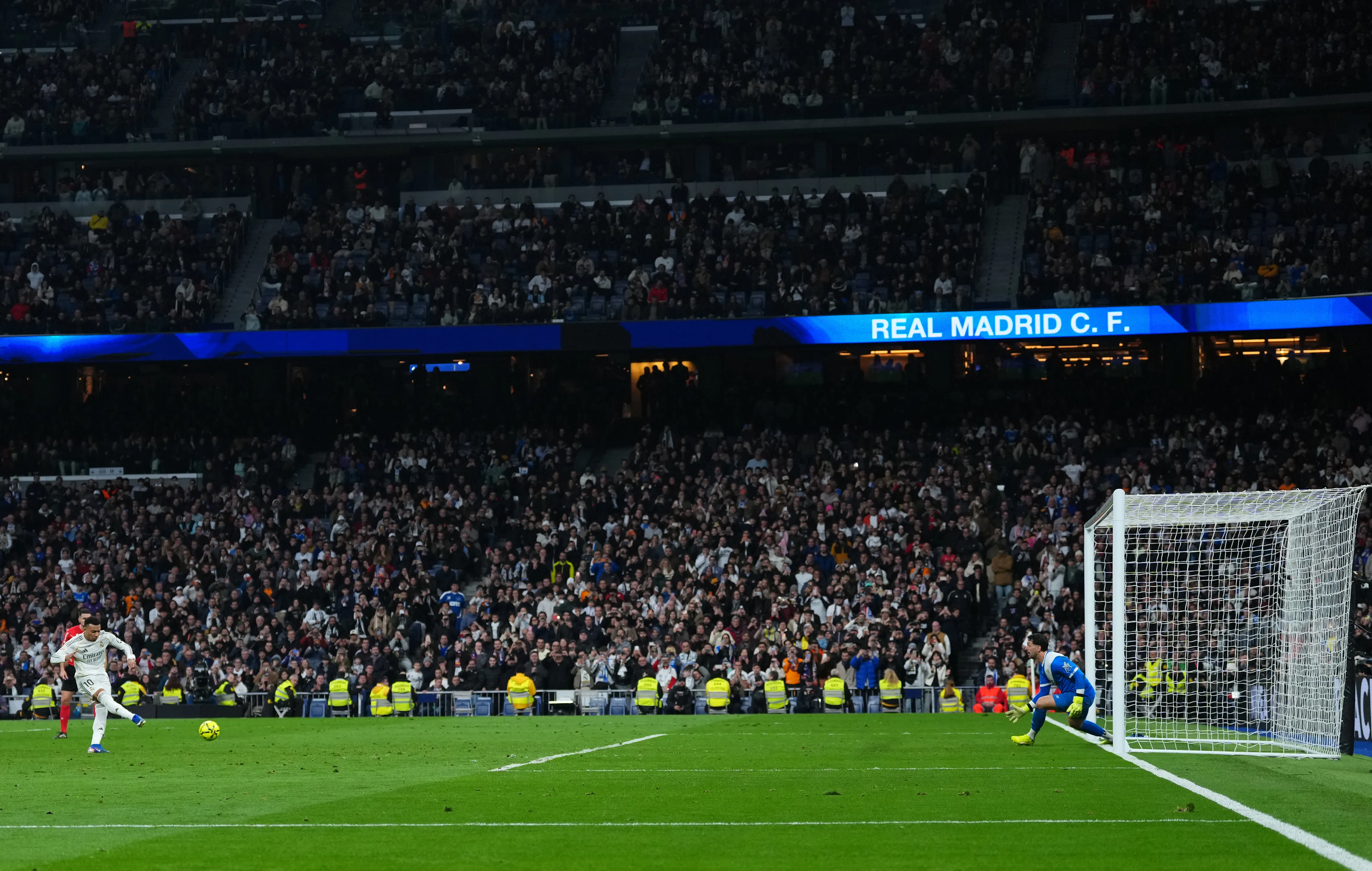 Hinchas no se notaban contentos con la llegada de la Superliga