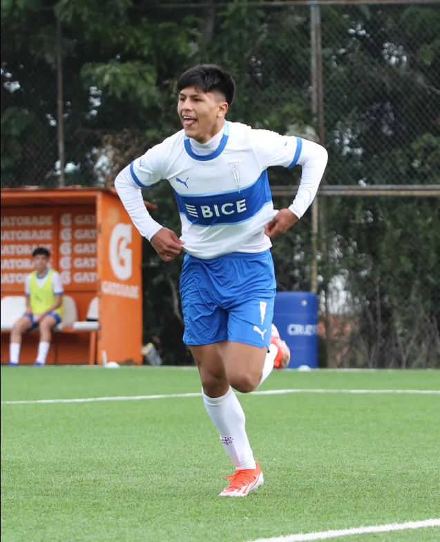 Amaro Pérez celebra con la Universidad Católica.