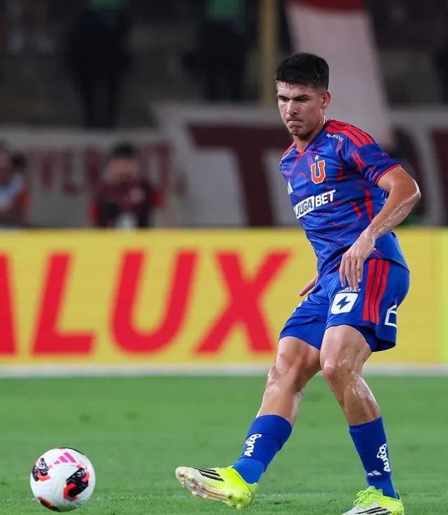 Lucas Romero en acción ante Universitario de Lima. (Foto: Universidad de Chile).