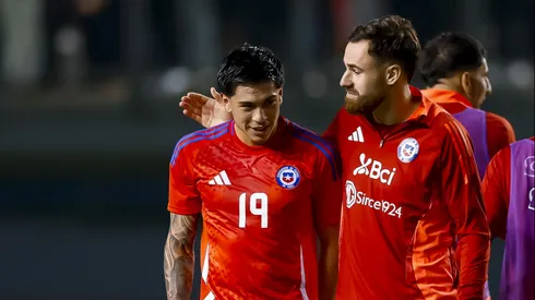 Maximiliano Gutiérrez celebra junto a Ben Brereton en la selección chilena. 
