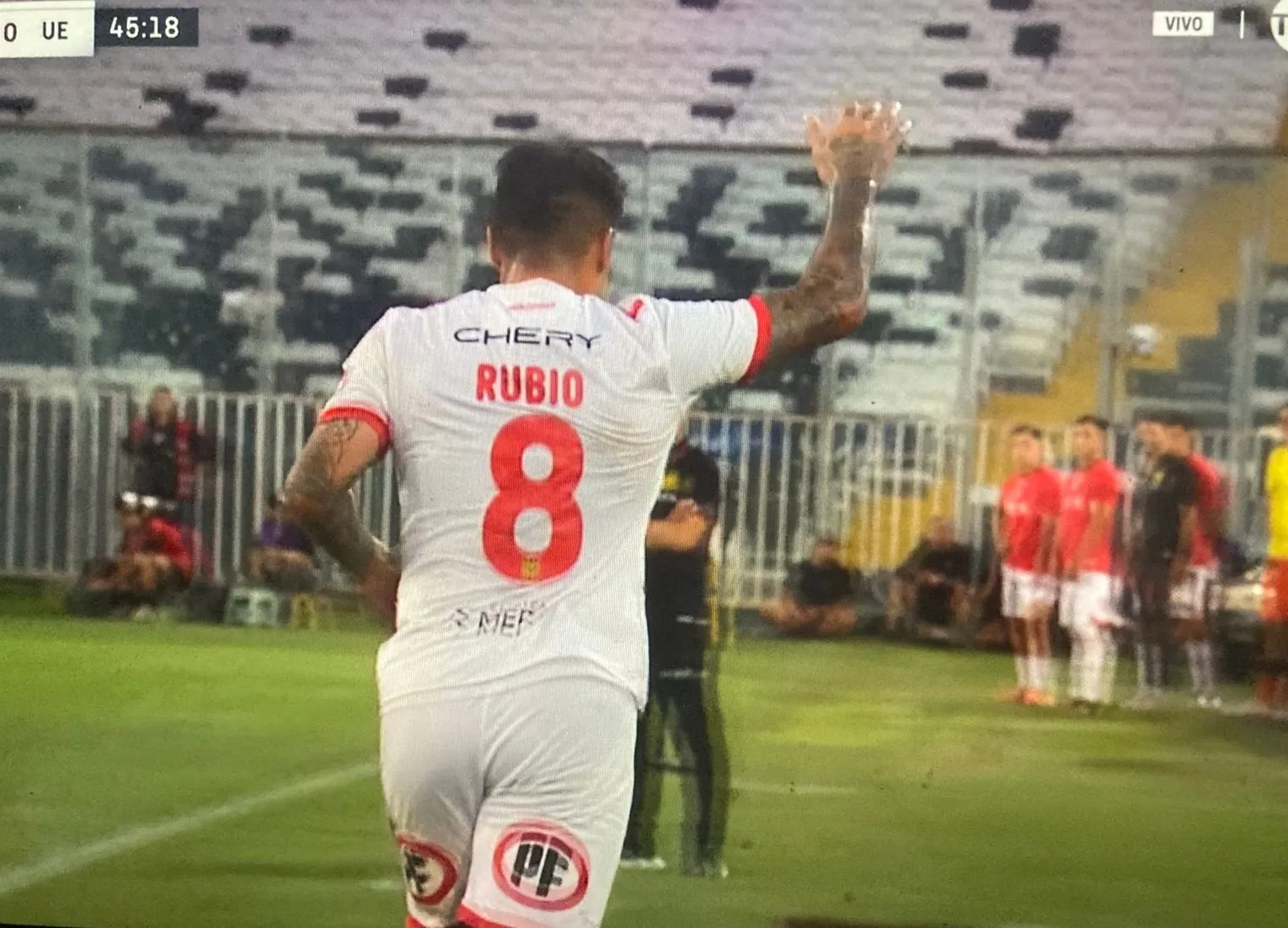 Pato Rubio saluda al público de Colo Colo que lo aplaudió