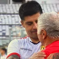 Hinchas de Colo Colo aplauden a un ex jugador de U de Chile