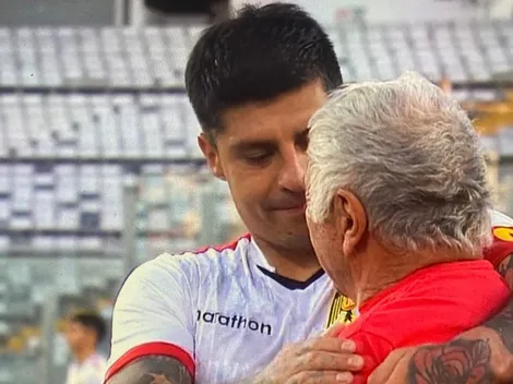 Hinchas de Colo Colo aplauden a un ex jugador de U de Chile