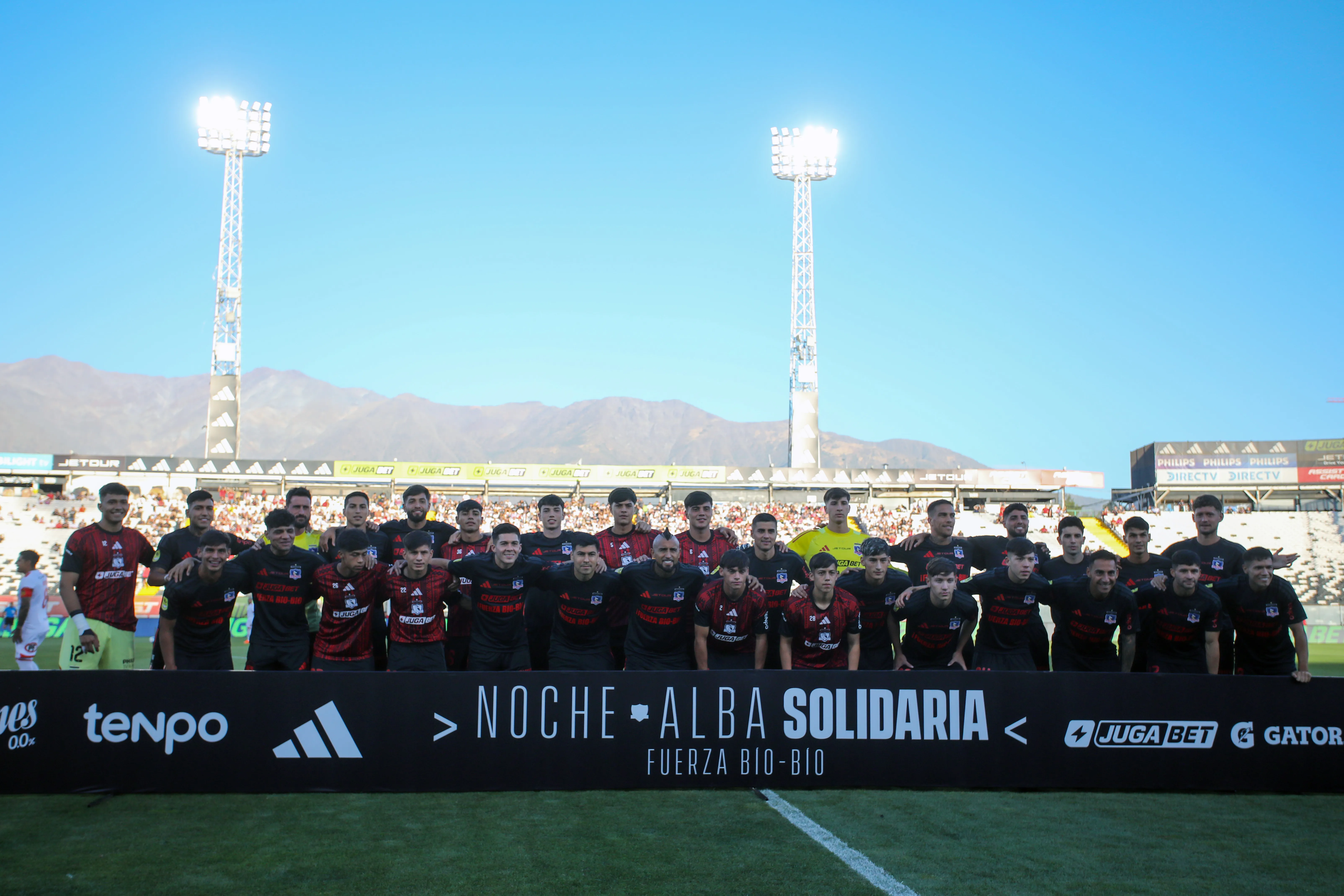 La Noche Alba de Colo Colo tuvo fútbol, música y un tremendo show de drones. Foto: Photosport.