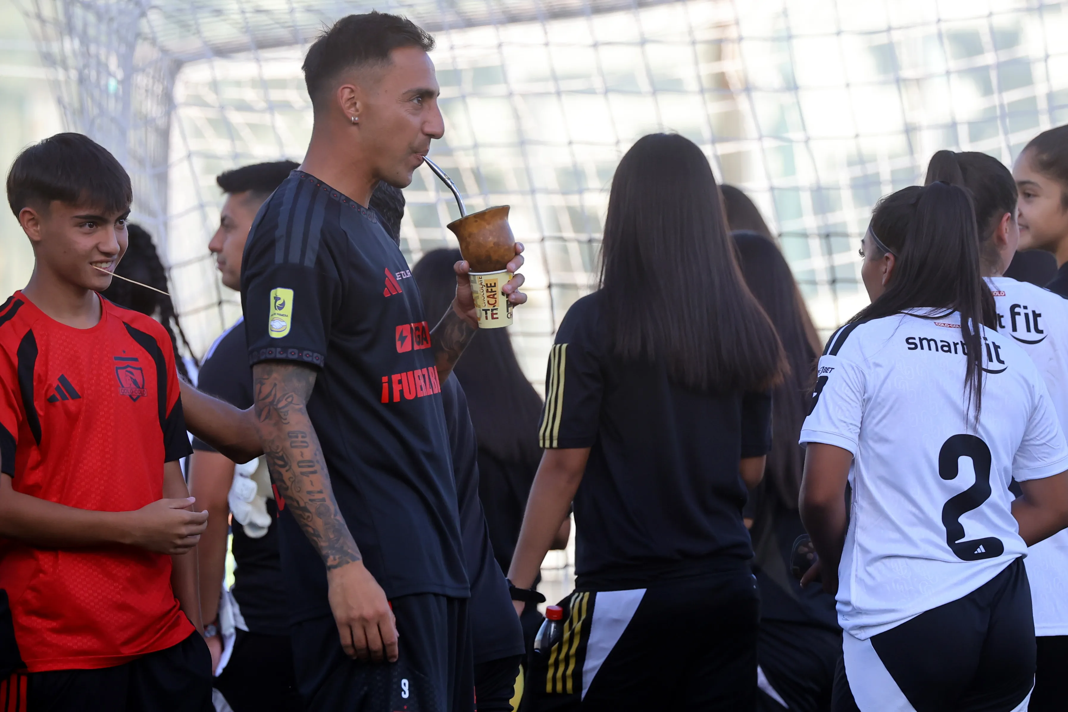 Javier Correa toma mate en la Noche Alba solidaria. (Jonnathan Oyarzun/Photosport).