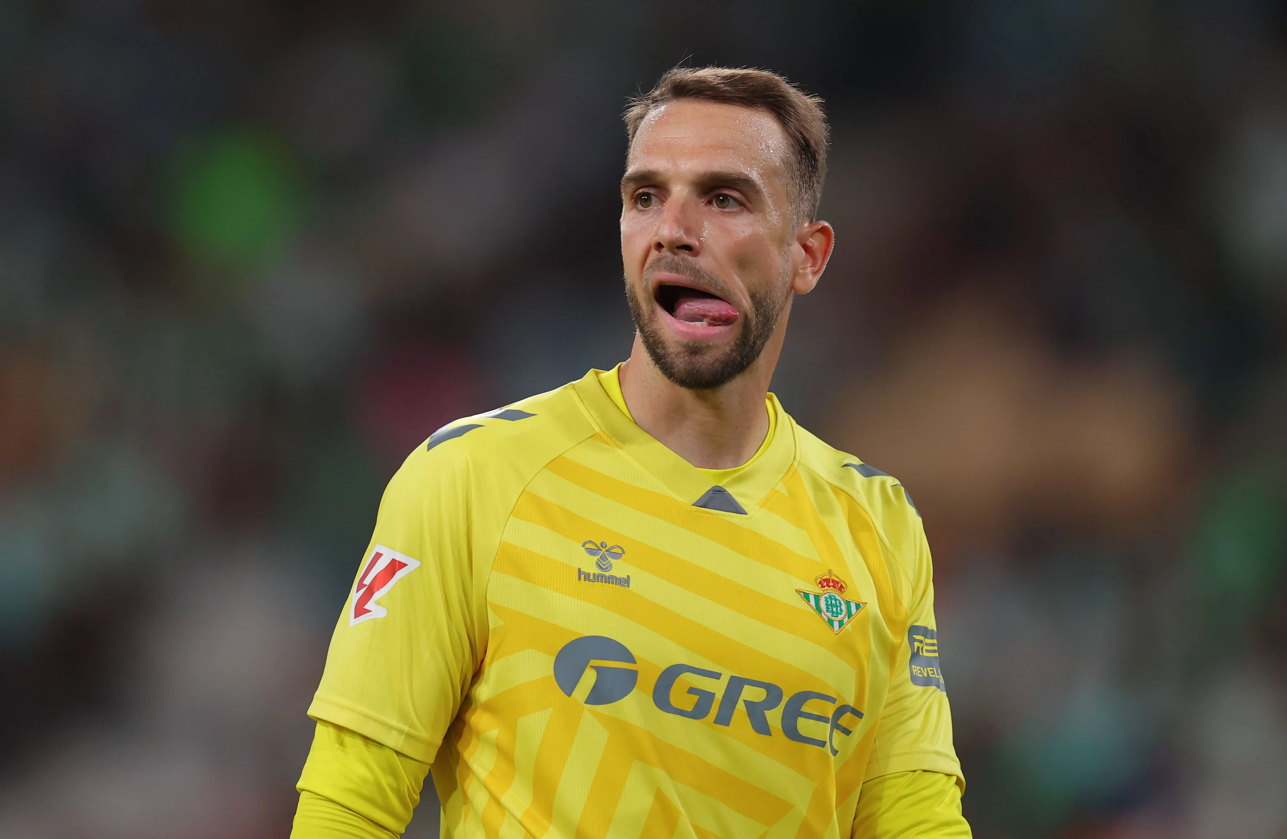 Pau López en acción por el Betis. Es el otro golero que pelea el puesto con Vallés. (Fran Santiago/Getty Images).