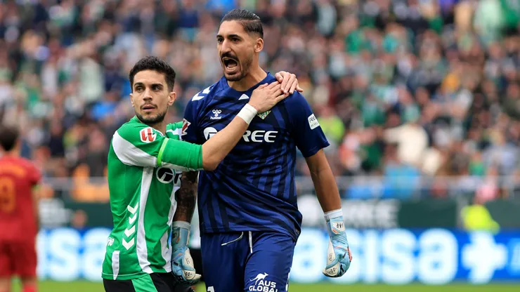 Marc Bartra abraza a Álvaro Vallés en el Betis.