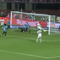 Video: Tapia se pierde el gol más increíble del año en Brasil