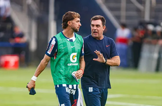 Pablo Guede charla con Gaspar Gentile en Alianza Lima. (Getty Images).
