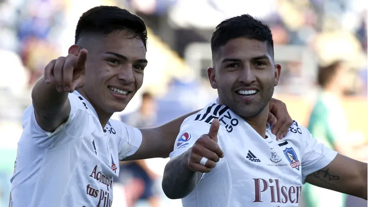 Ignacio Jara celebra junto a Joan Cruz en Colo Colo. Ninguno sigue en los albos.