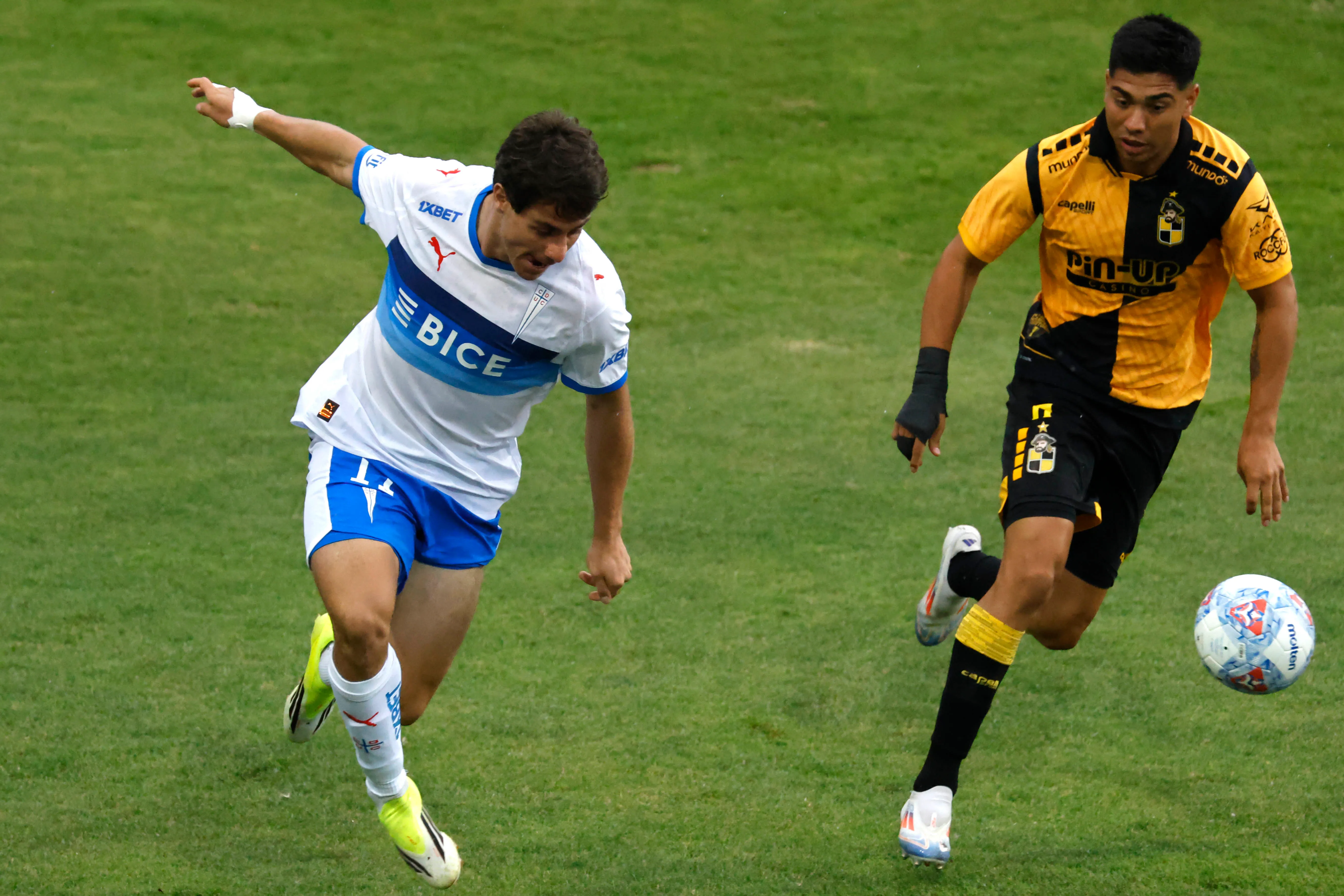 Guarello asegura que Clemente Montes sería un gran lateral derecho. | Foto: Photosport.
