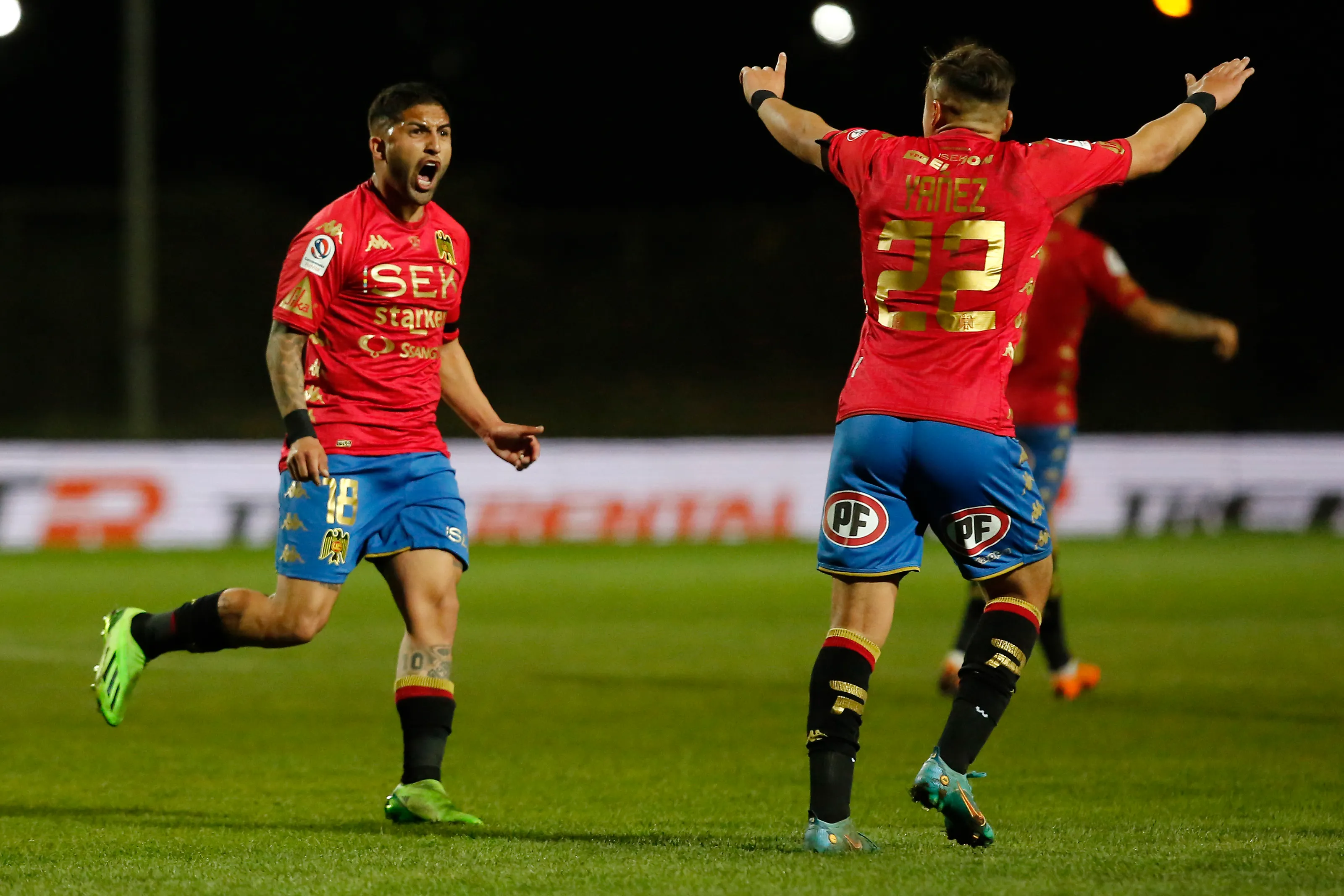 Ignacio Jara celebra un golazo que convirtió para la Unión Española. (Jonnathan Oyarzun/Photosport).