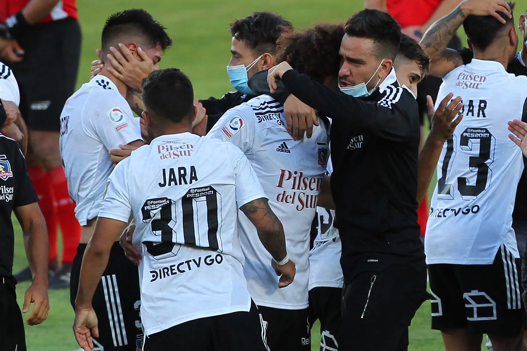Ignacio Jara y el plantel albo luego de consumada la salvación en el Fiscal de Talca. (Dragomir Yankovic/Photosport).