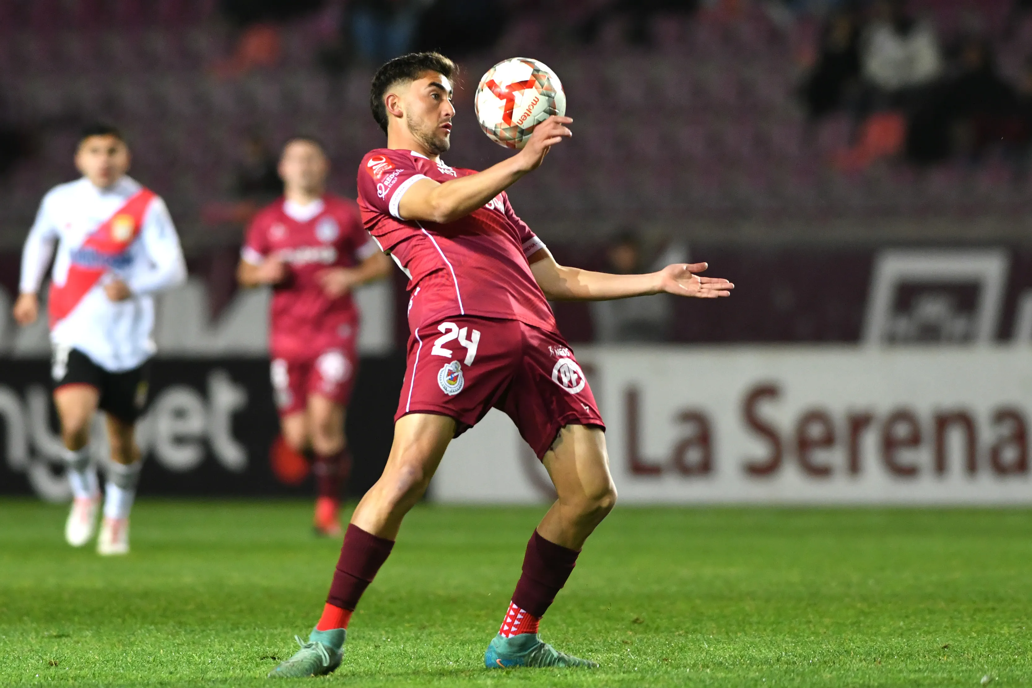 Luckas Carreño quedó libre de Deportes La Serena, donde jugó 64 partidos. (Alejandro Pizarro Ubilla/Photosport).