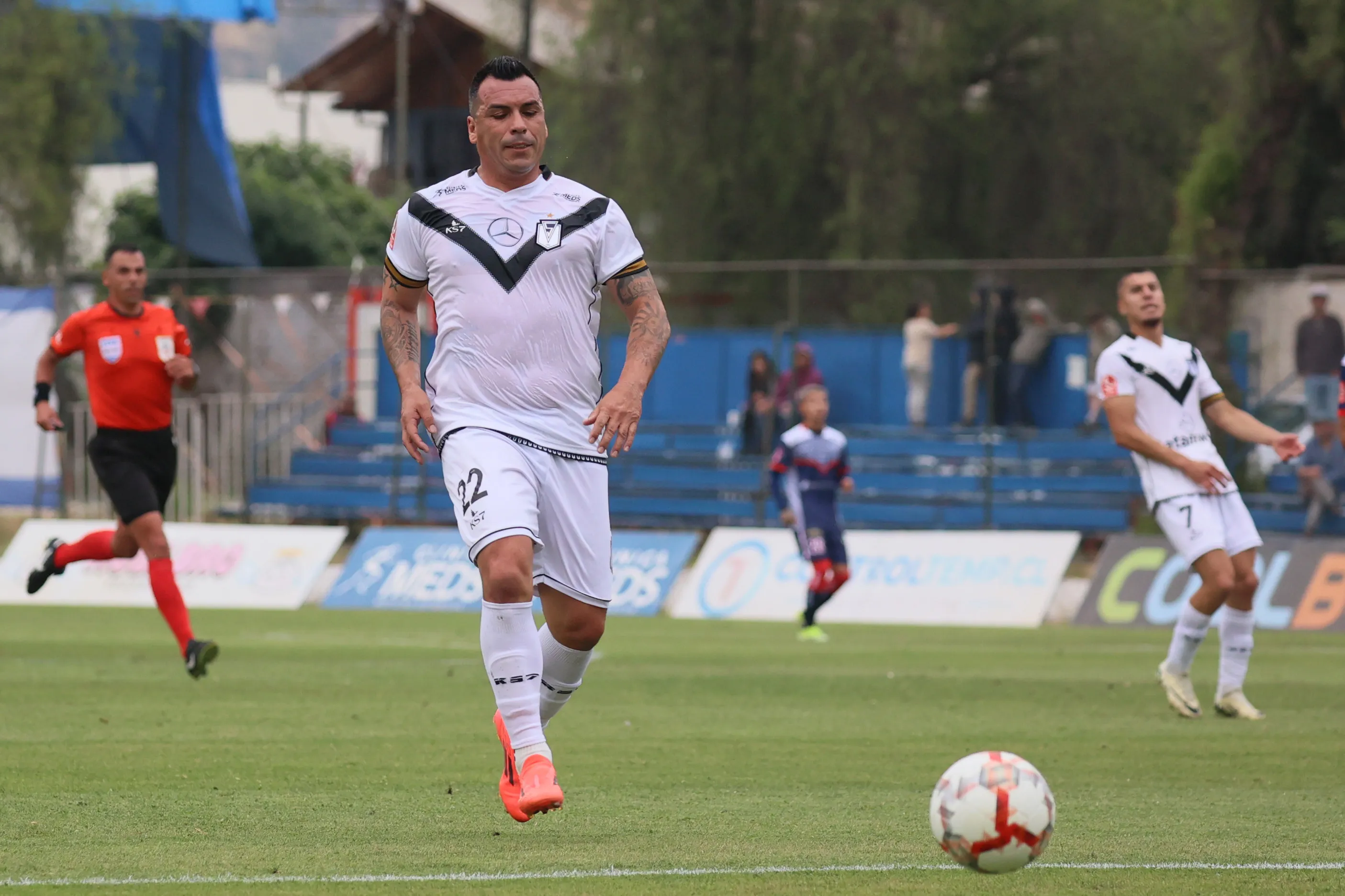 Paredes otra vez causa polémica por su presencia en la banca. Imagen: Photosport