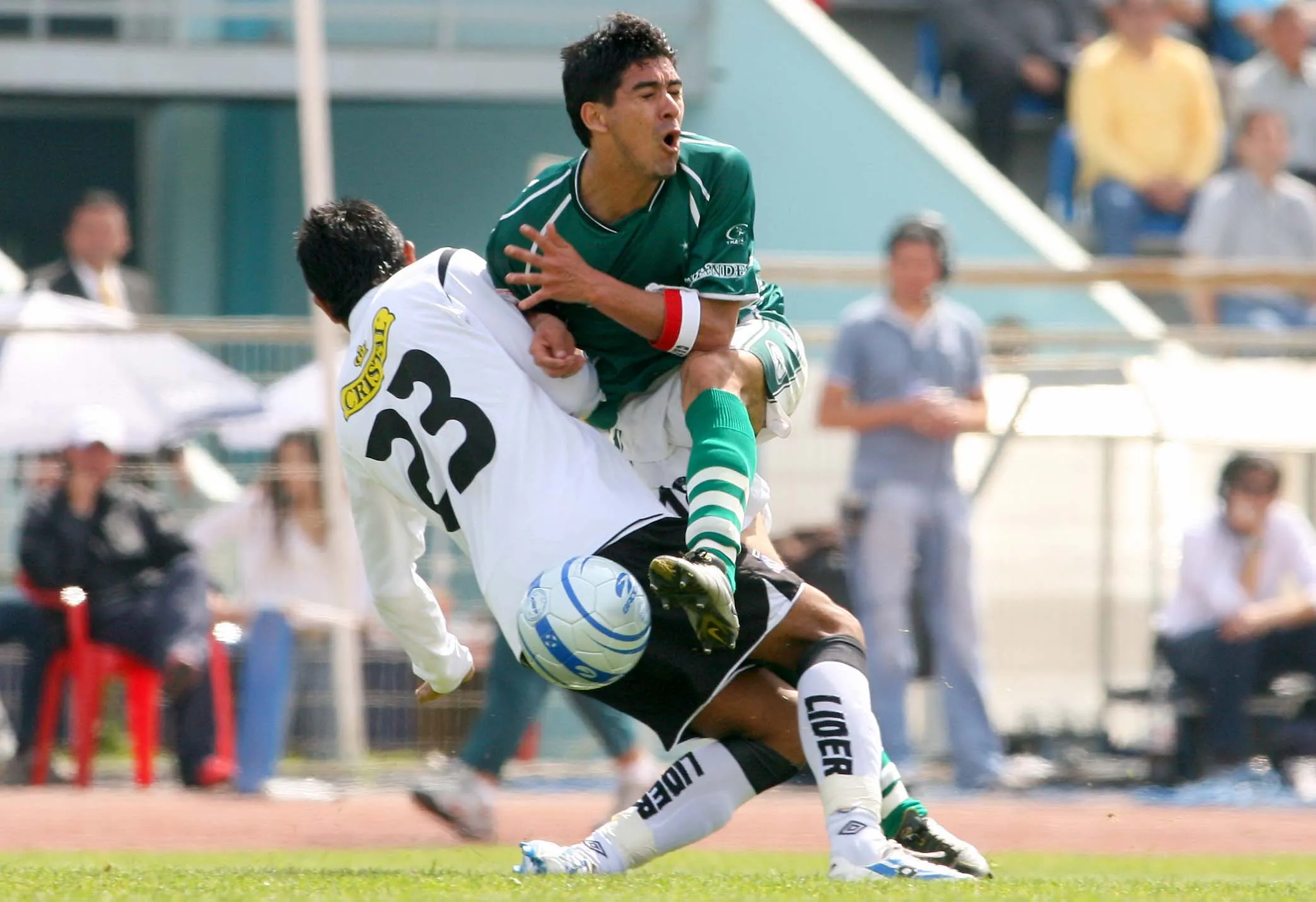 José Contreras, el Firuláis, lucha un balón con Arturo Vidal. (Andrés Piña | Photosport).