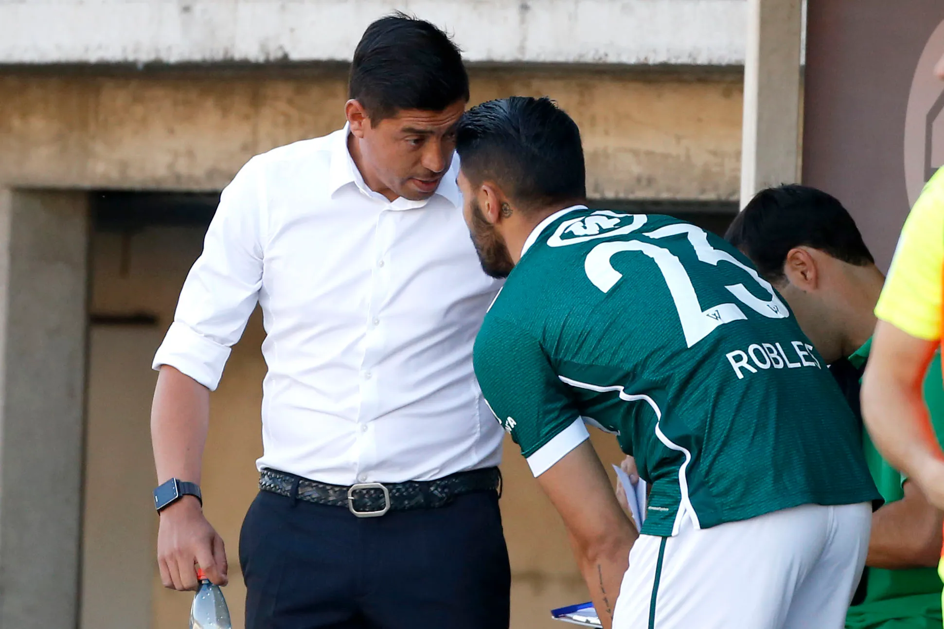 Andrés Robles recibe instrucciones de Nicolás Córdova en Santiago Wanderers. (Andres Pina/Photosport).