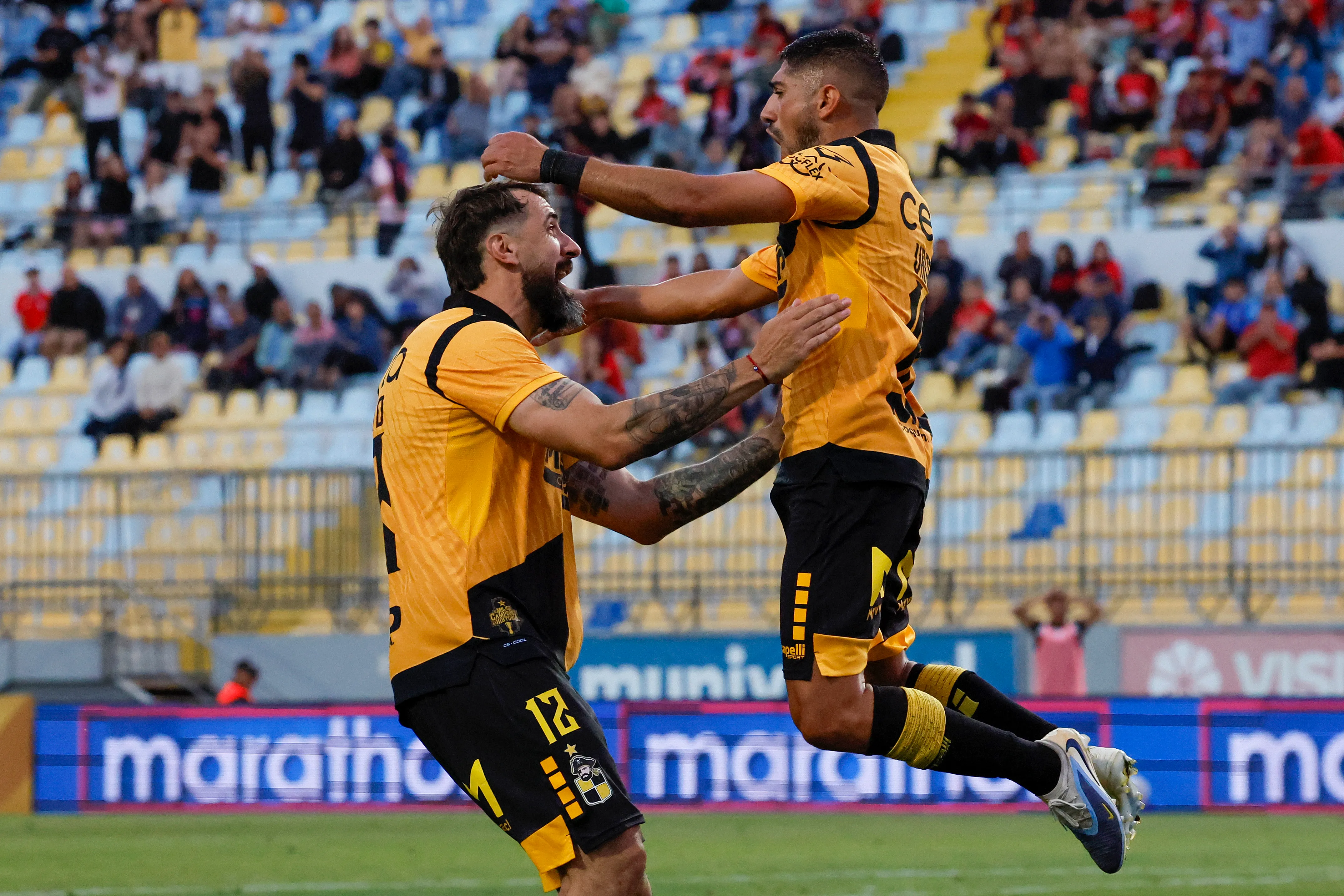 Guido Vadalá festeja con Lucas Pratto un gol ante Deportes Limache en la Supercopa. (Andrés Piña/Photosport).