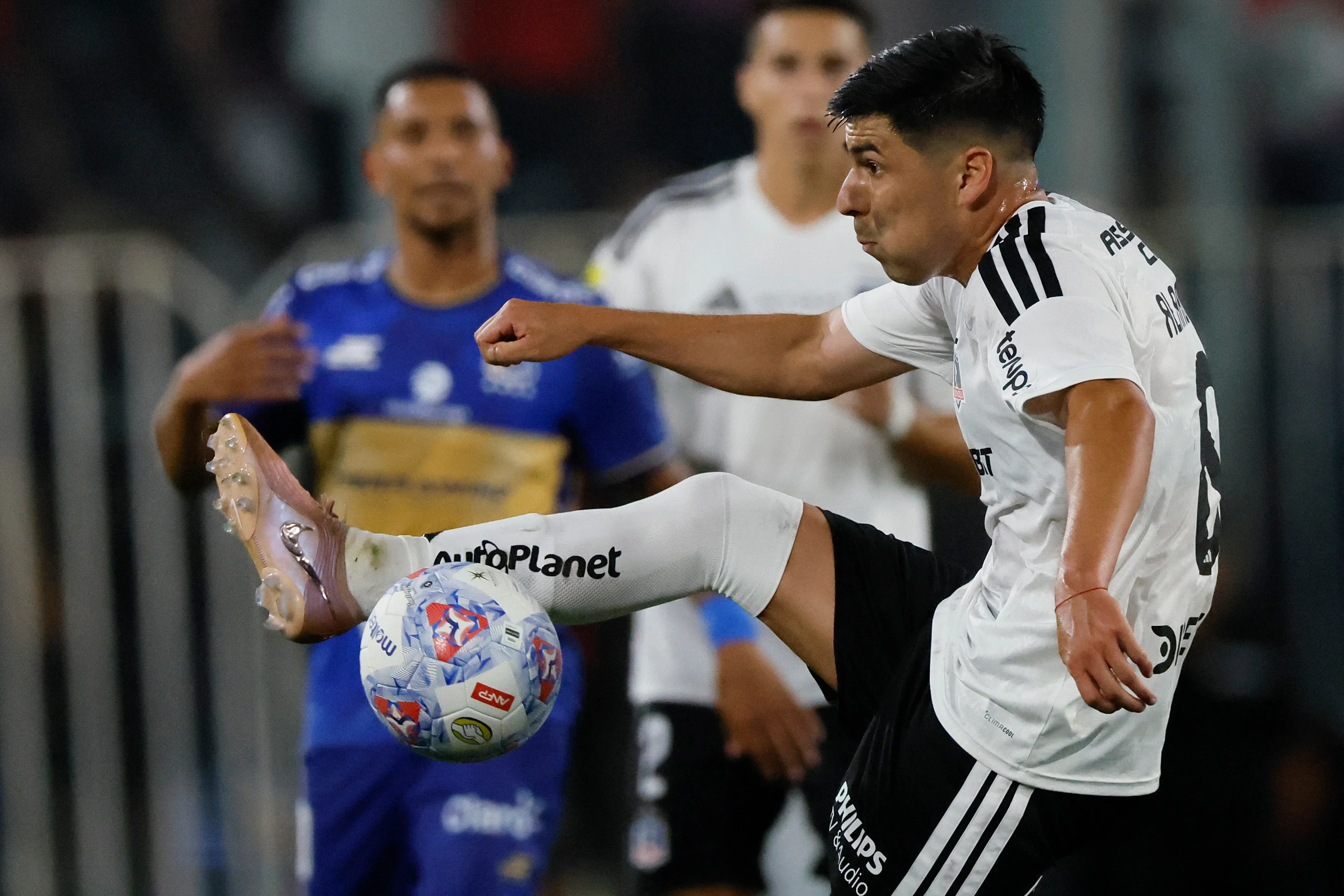 Tomás Alarcón en acción ante los Ruleteros en el Monumental. (Andres Pina/Photosport).