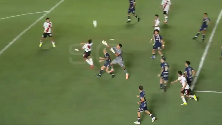 Brayan Cortés pudo protagonizar el blooper de la fecha en el triunfo de Argentinos frente a River Plate.
