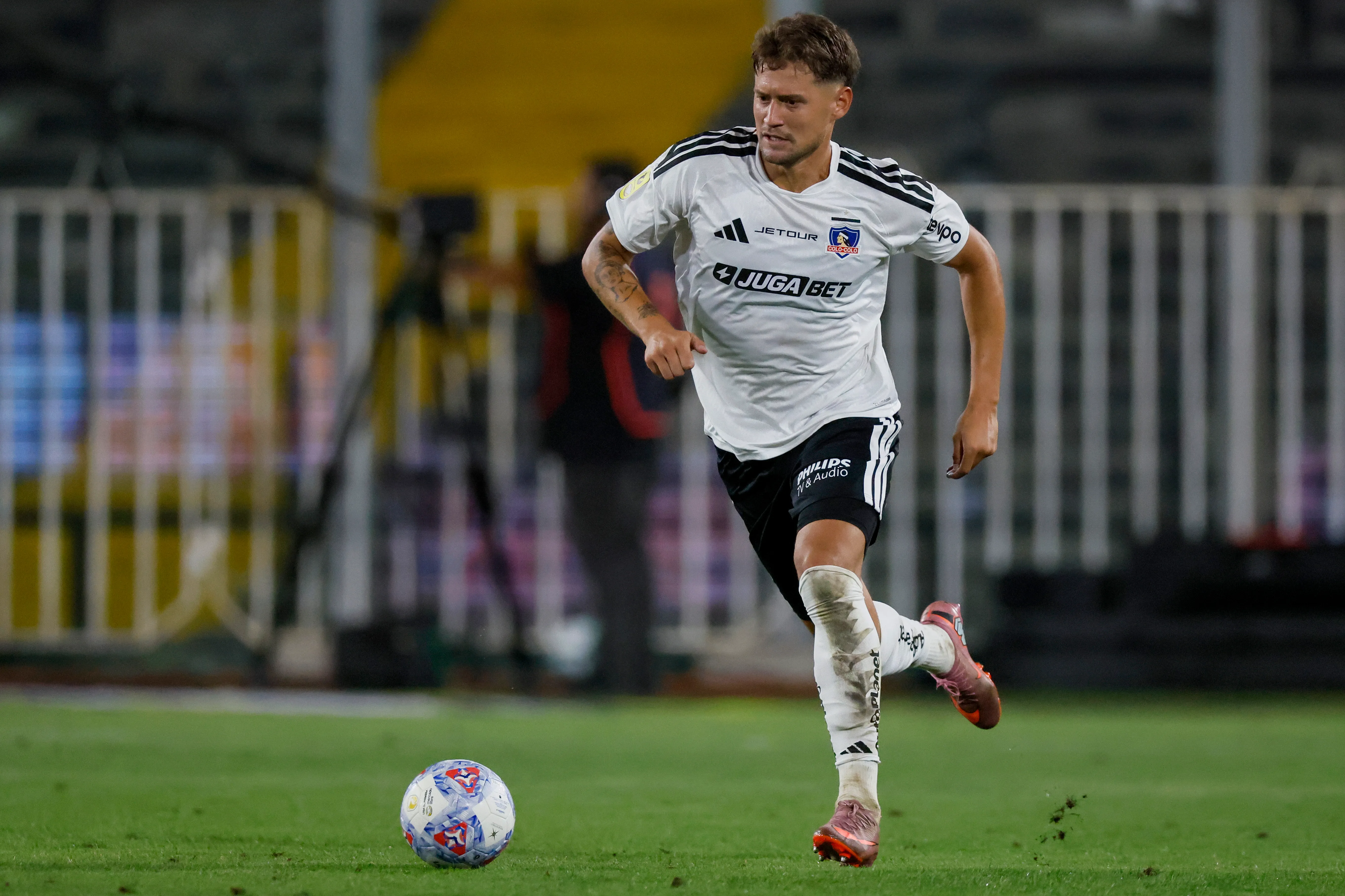 Joaquín Sosa jugando por Colo Colo. Foto: Andres Pina/Photosport