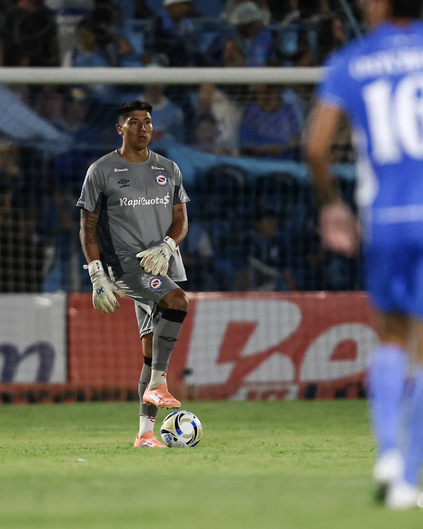 Brayan Cortés tuvo una jugada que le pudo costar muy caro a Argentinos Juniors contra River Plate. Foto: Argentinos Juniors.