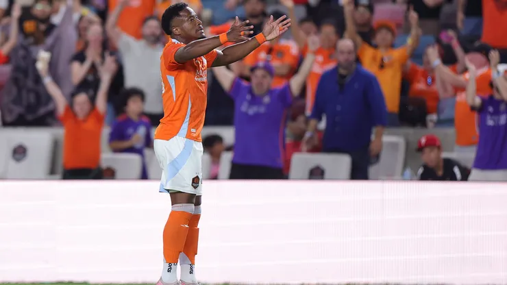 Sergio Santos jugando en la MLS.