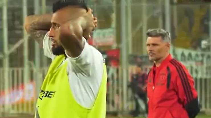 Arturo Vidal se las dio de DT en Colo Colo a pesar de que Fernando Ortiz estaba en la cancha.