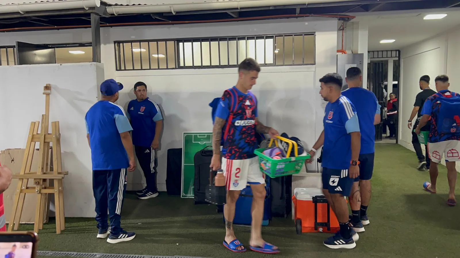 El plantel de la U se dirigió rápidamente al CDA al término del partido frente a Palestino. (Foto: Cristián Fajardo)