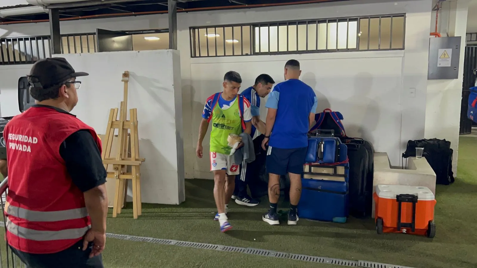 Sin ducharse el plantel de la U abandonó el Municipal de La Cisterna. (Foto: Cristián Fajardo)