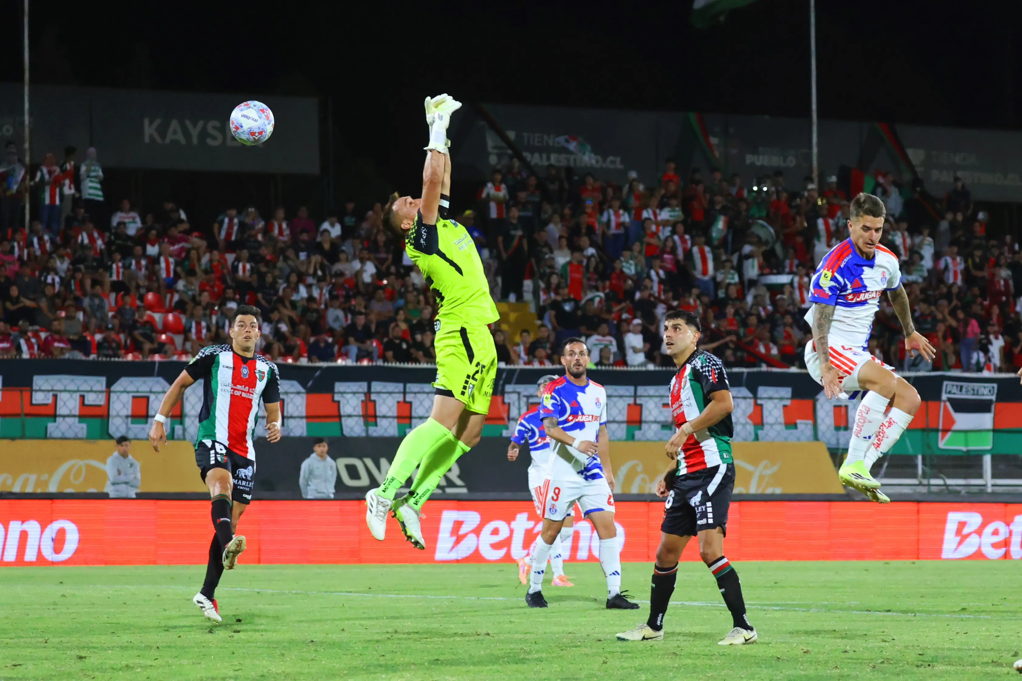 El error de Sebastián Pérez que pudo ser el 1-0 para Universidad de Chile quedó en nada gracias al VAR. | Foto: Photosport.