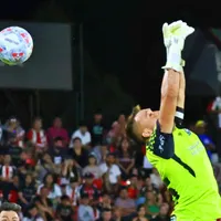 Plantel de Palestino levanta al Zanahoria Pérez tras su infantil error