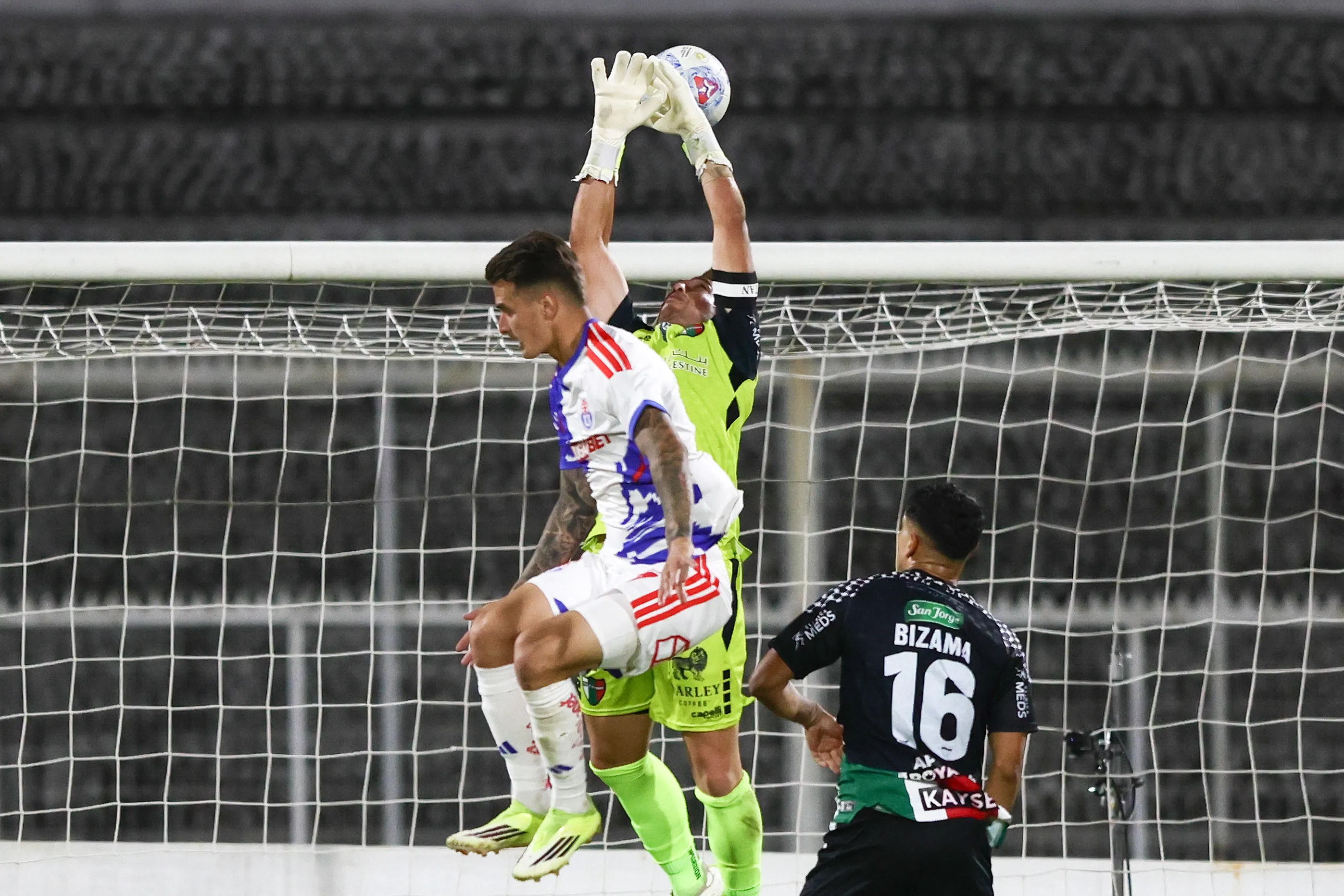 Este grosero error de Sebastián Pérez quedó en nada gracias a la intervención del VAR. Con esto, Palestino sumó un valioso empate ante la U. | Foto: Photoposrt.