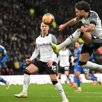 "Traje de cuero ajustado": Caso Epstein golpe a un chileno