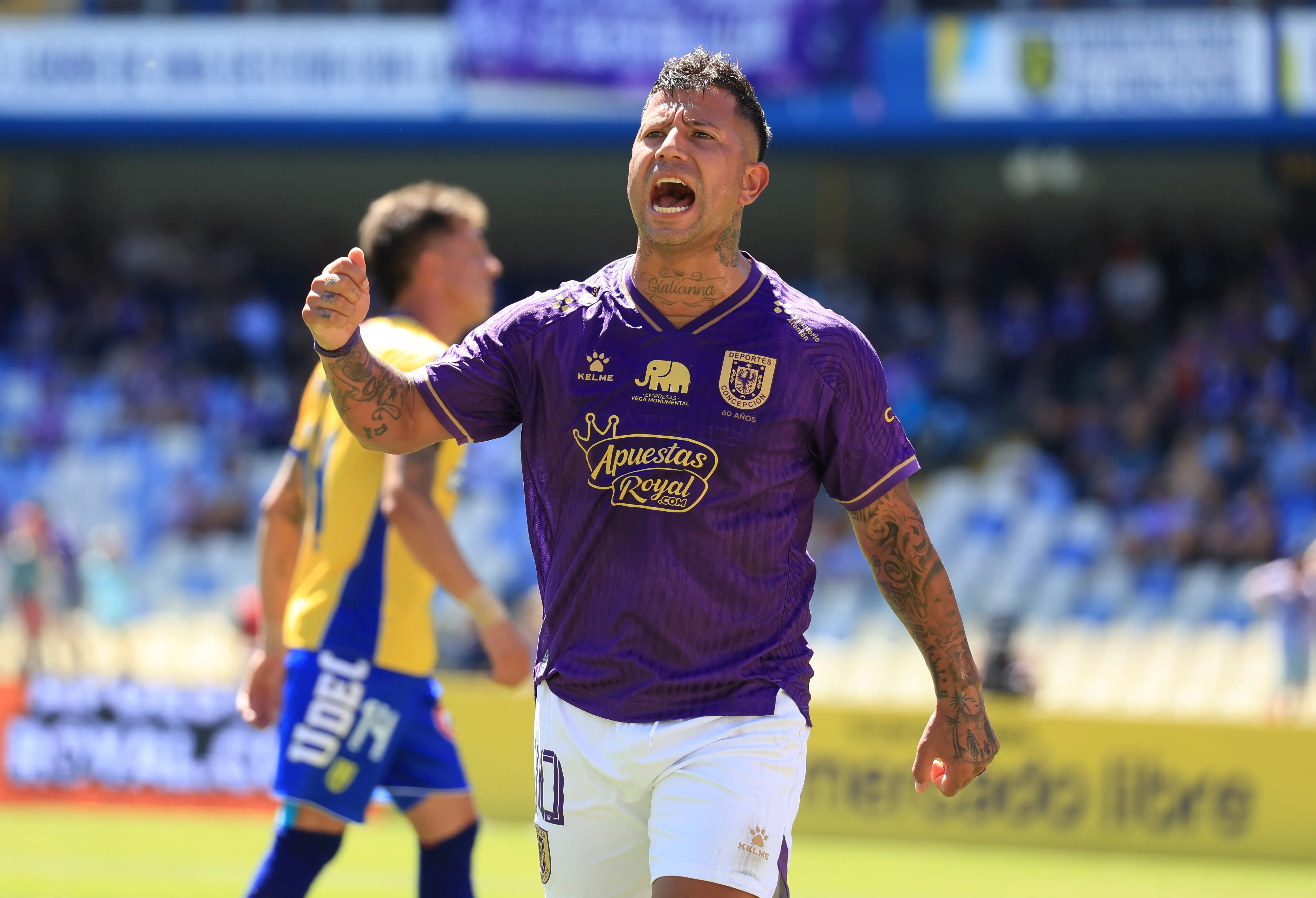 Leo Valencia dio muchas muestras de descontento en el derbi ante la U de Conce. (Eduardo Fortes/Photosport).