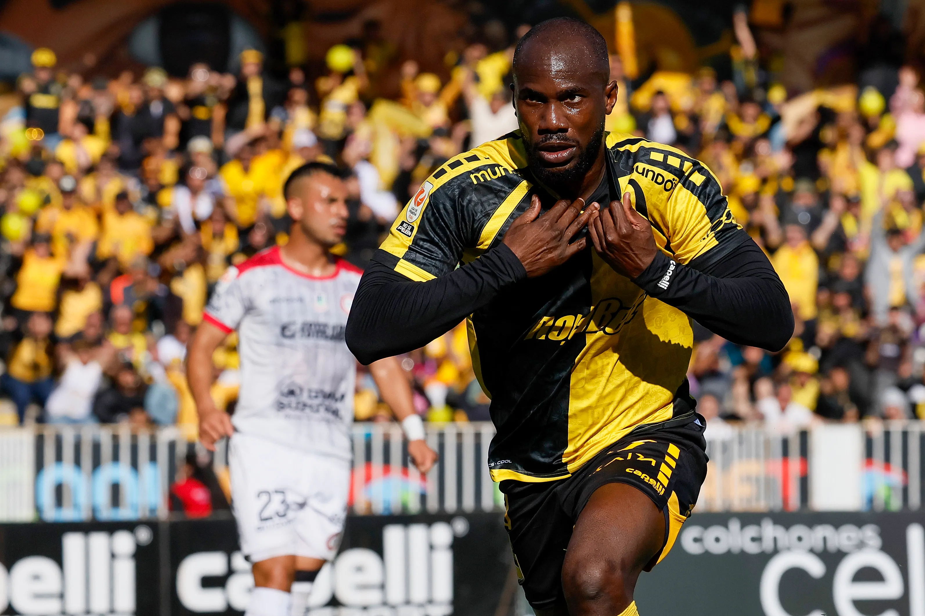 Cecilio Waterman celebró así su tanto a Unión La Calera en el Sánchez Rumoroso. (Andres Pina/Photosport).