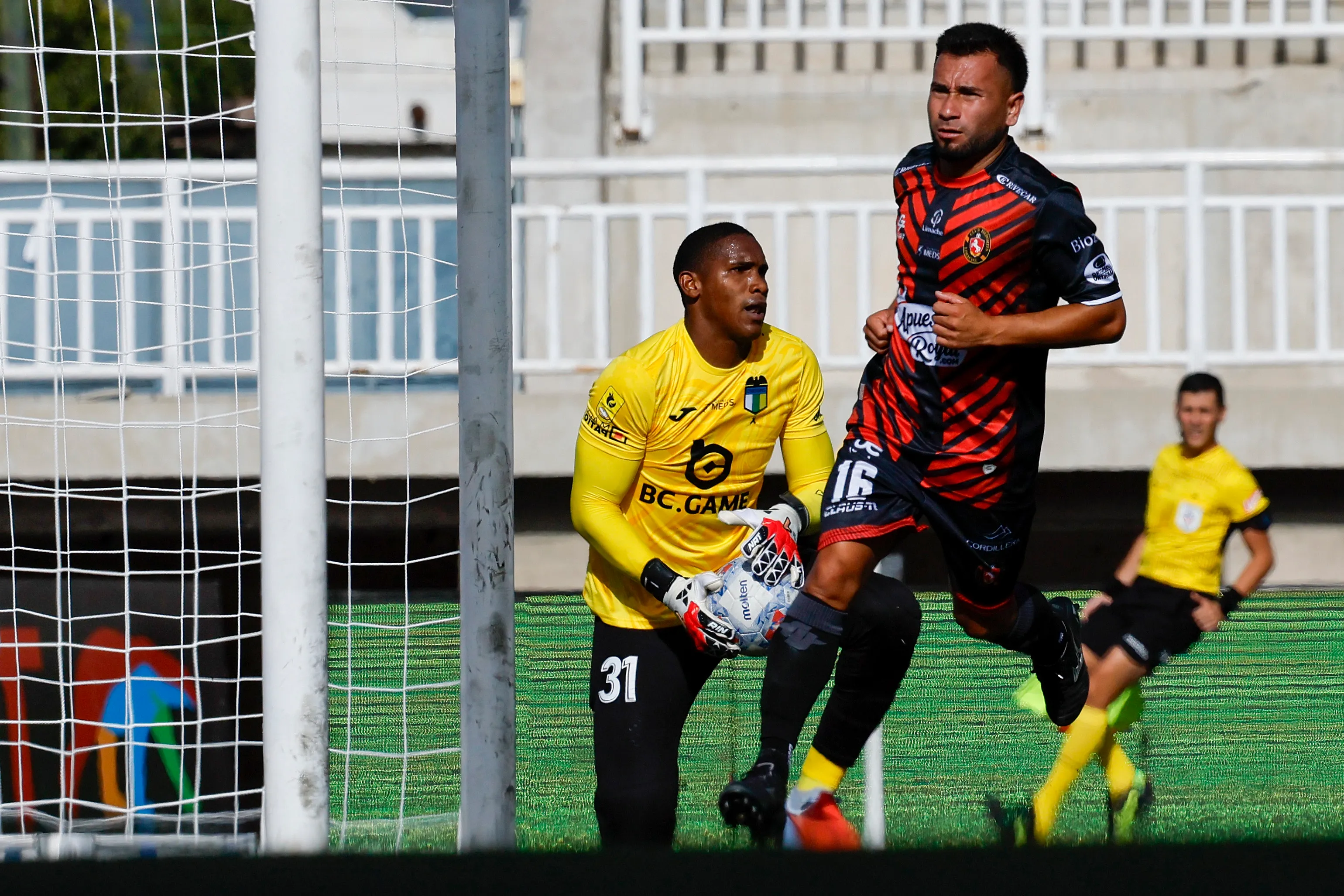 Jean Meneses abrió la cuenta con un cabezazo que venció a Carabalí. (Andrés Piña/Photosport).