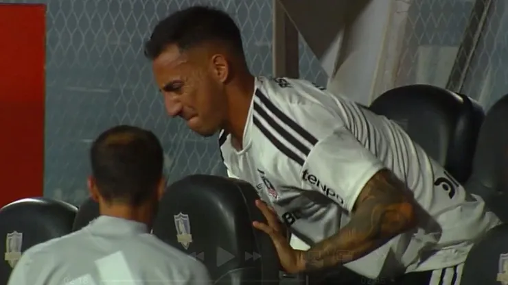 Javier Correa mostró toda su furia en el banco del Monumental.