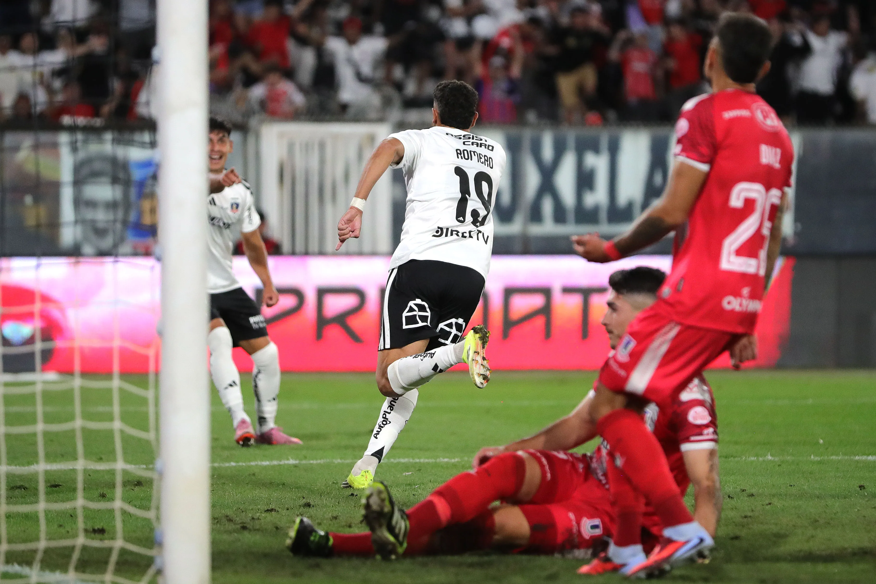 Maxi Romero de inmediato le agradeció a Yastin Cuevas la asistencia. (Felipe Zanca/Photosport).