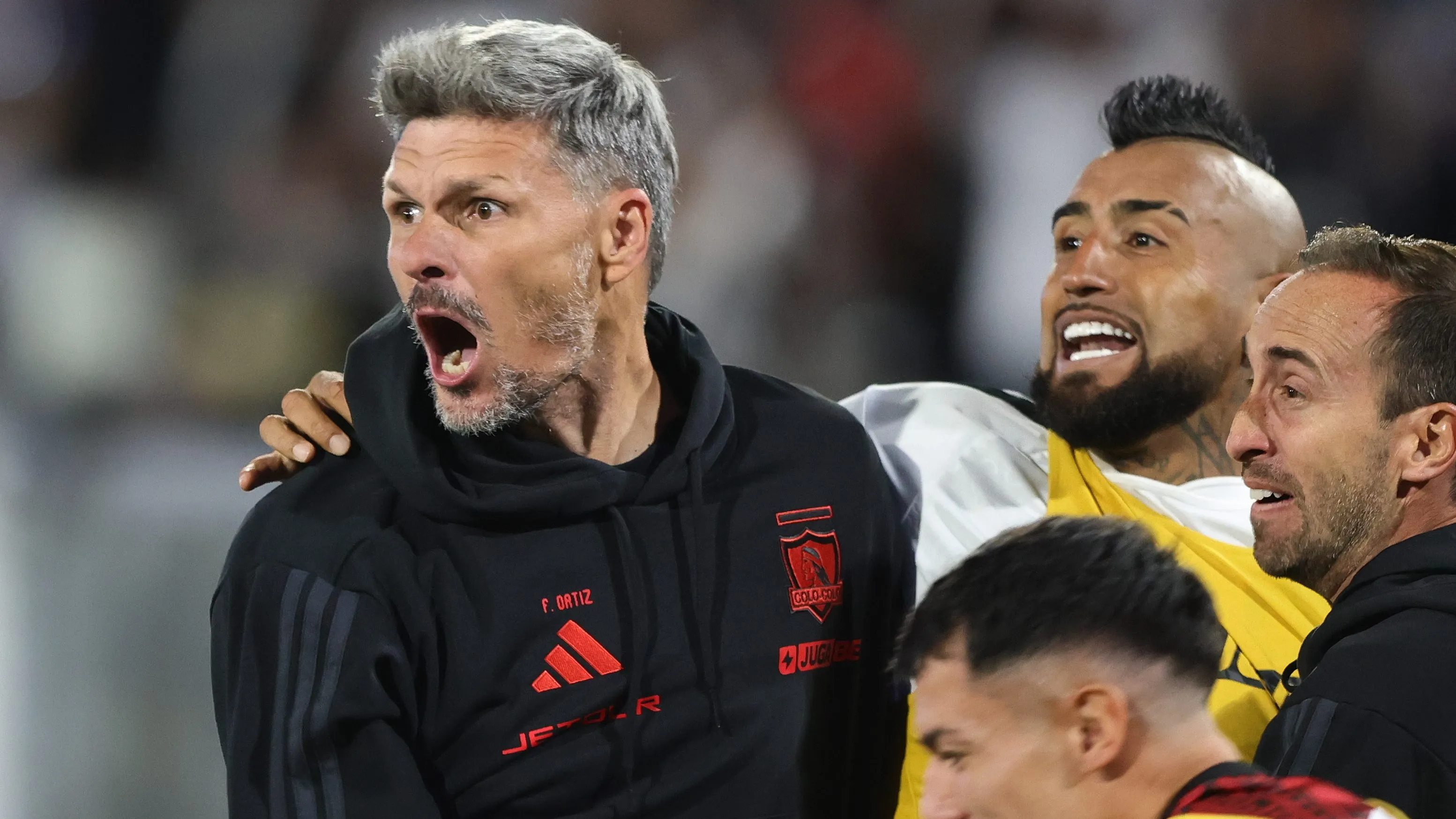 Fernando Ortiz probó un equipo sin Arturo Vidal en Colo Colo. Foto: Photosport.