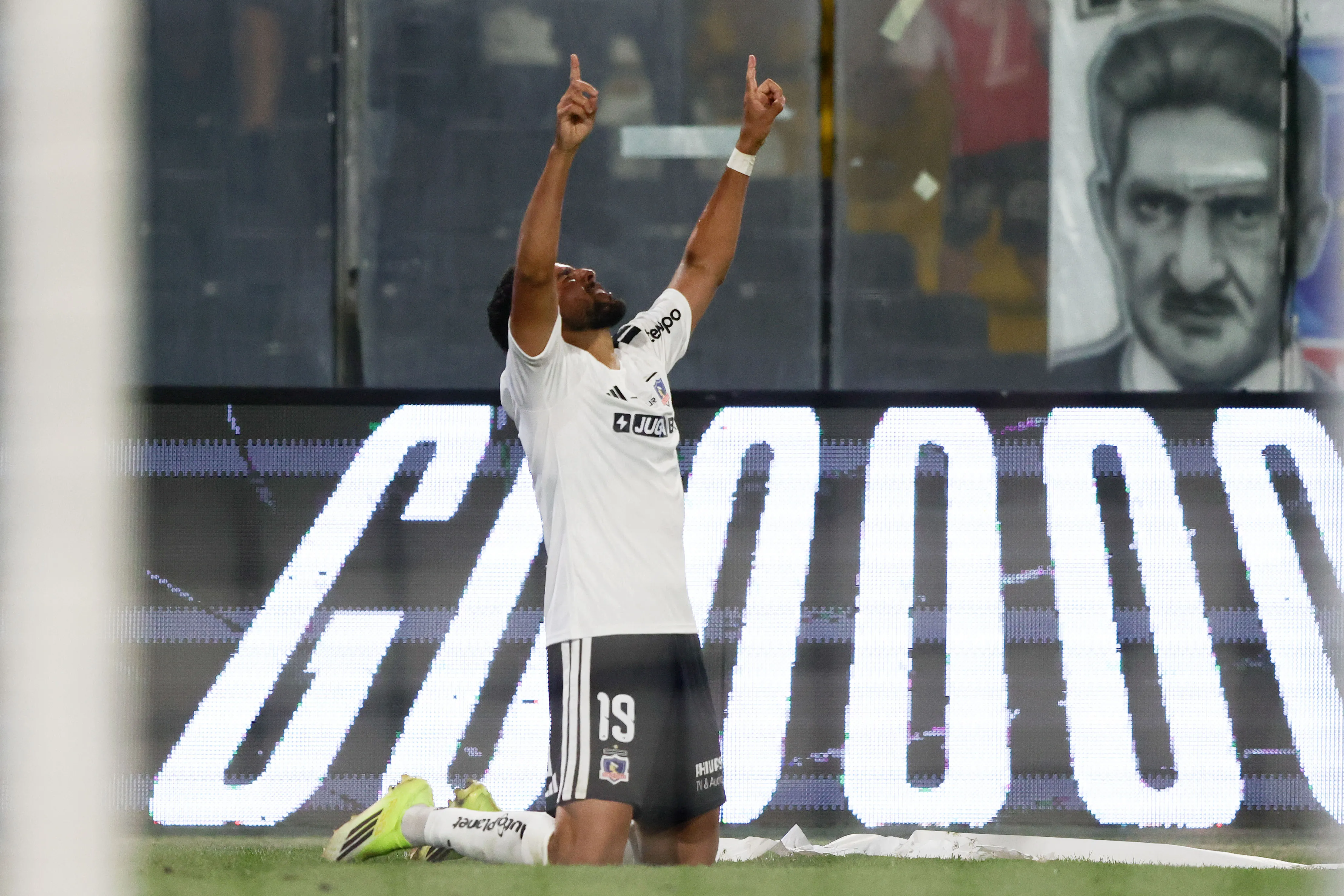 Maximiliano Romero celebrando su gol en Colo Colo. Foto: Felipe Zanca/Photosport