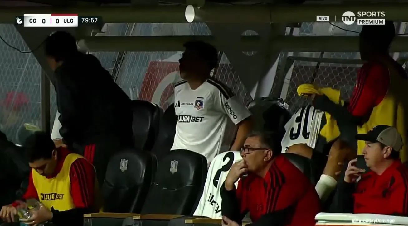 Tomás Alarcón enojado a la hora de sentarse en la banca | Captura de pantalla