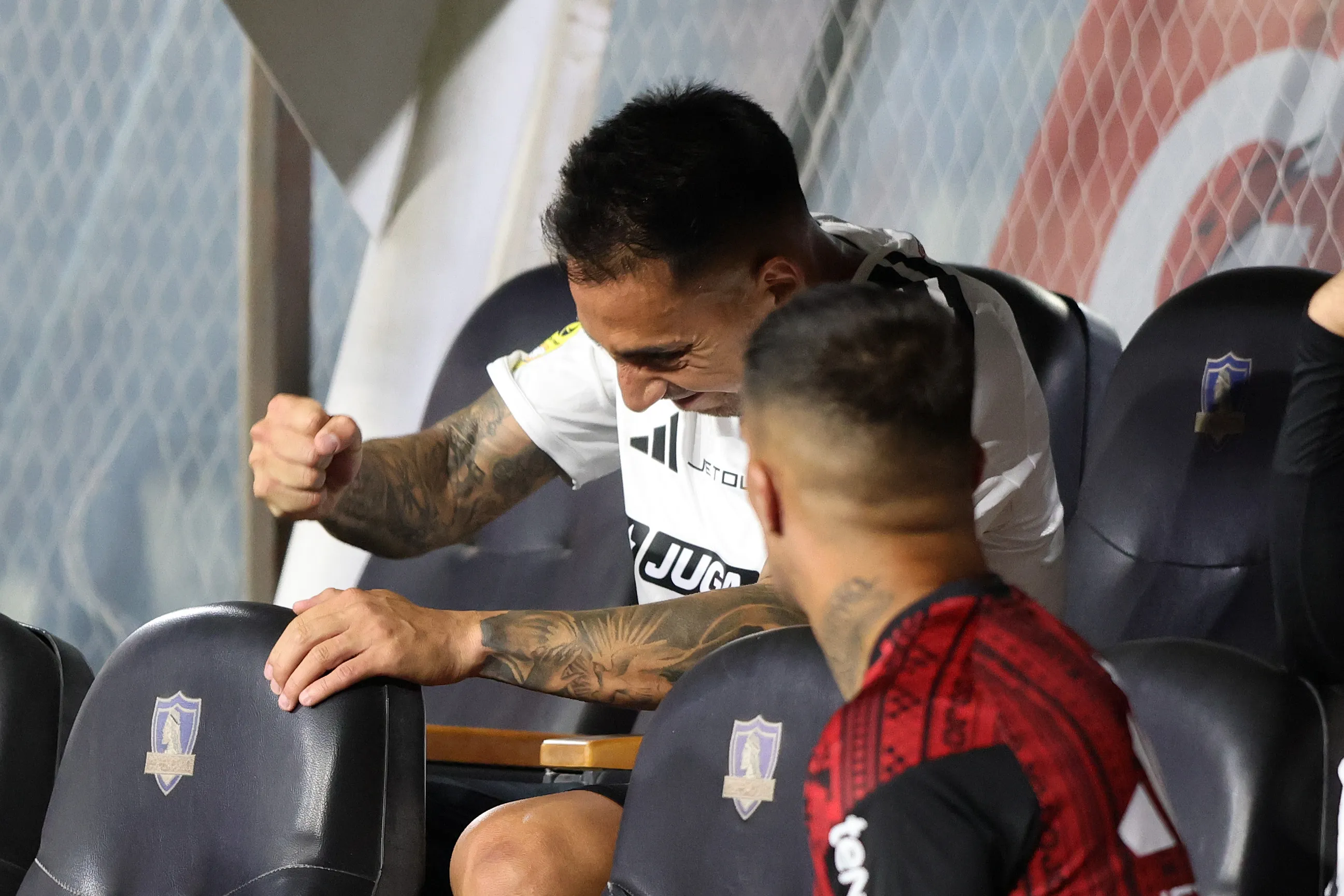 Javier Correa reaccionó muy frustrado tras salir lesionado en los albos. (Felipe Zanca/Photosport).