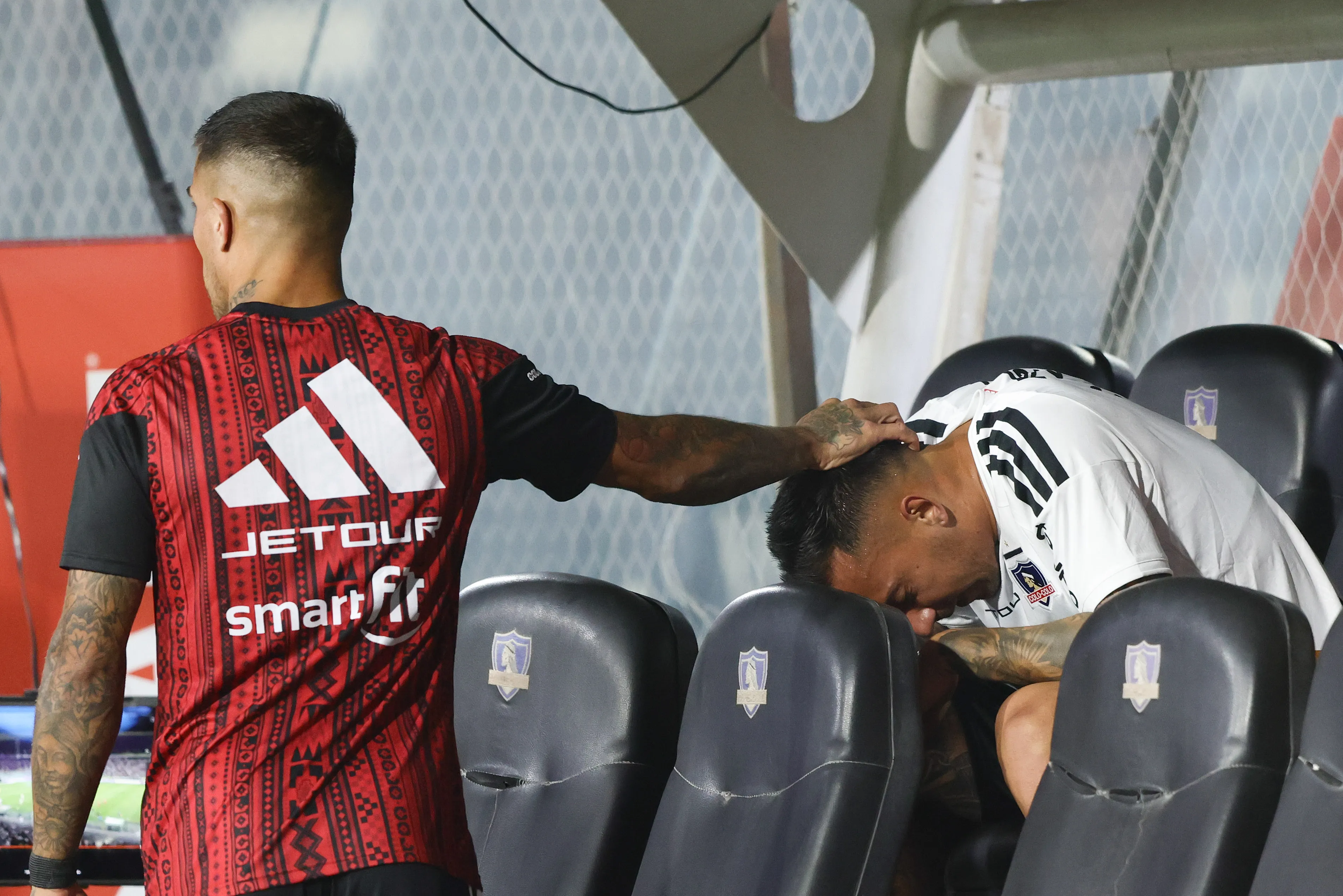 Javier Méndez consoló a su tocayo Correa en el Monumental. (Felipe Zanca/Photosport).