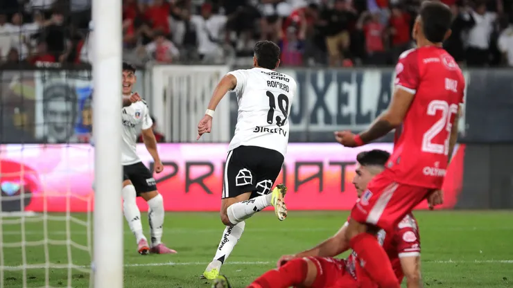 Maximiliano Romero celebrando en Colo Colo.